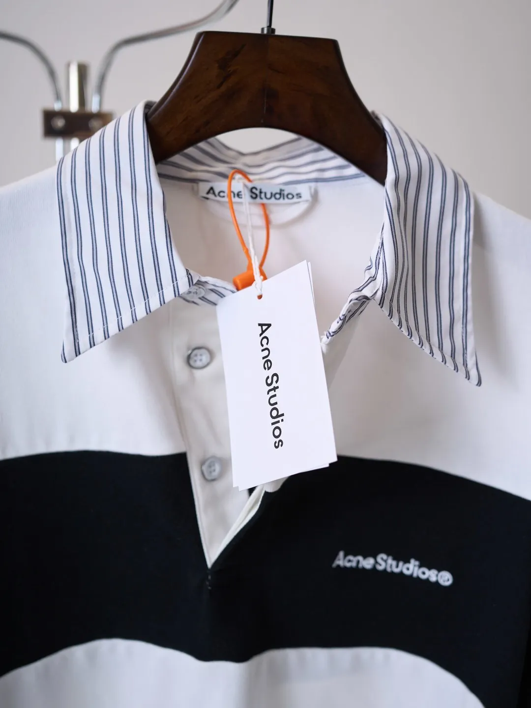 [Real auction] Acne Studios embroidered striped long-sleeved Polo shirt [In Stock] S M L Striped contrasting lapels hide layered ingenuity. Matte soft light covers plain texture. Retro spontaneity and minimalist restraint coexist in a harmonious symbiosis between neat lines, showing relaxed and elegant style. Imported machine embroidery technology is used. Advanced computer control system and precise mechanical parts are used to realize the Acne Studios logo work. High precision. The lines are smooth and delicate. The fabrics have been fermented and washed. They have a better hand feel and texture. They are not easy to deform, shrink or fade. Maintains long-lasting beauty with a loose fit